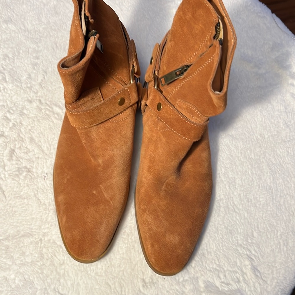 Civil regime, western leather boots